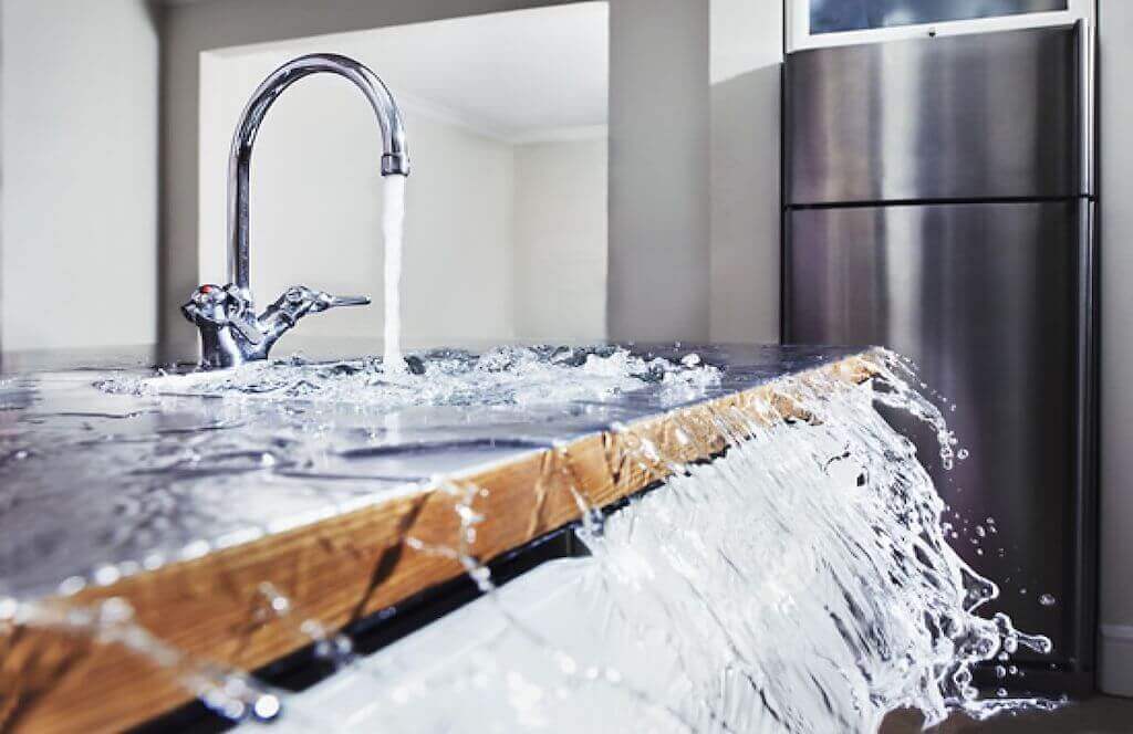 Ликвидируем засор в раковине на кухне: что делать в первую очередь?