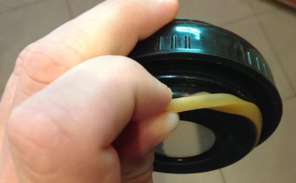 Как открыть термос, если крышку присосало, или она прокручивается?