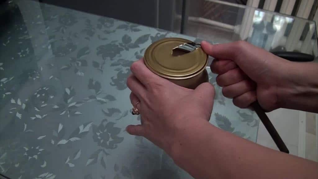 15 лайфхаков, как открыть банку с закручивающейся крышкой, если не хватает сил
