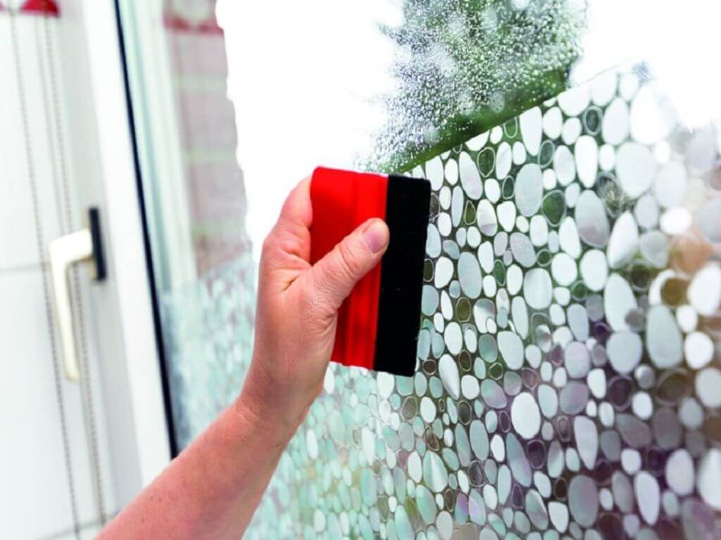 Как закрыть окна на первом этаже от посторонних взглядов и солнца своими руками