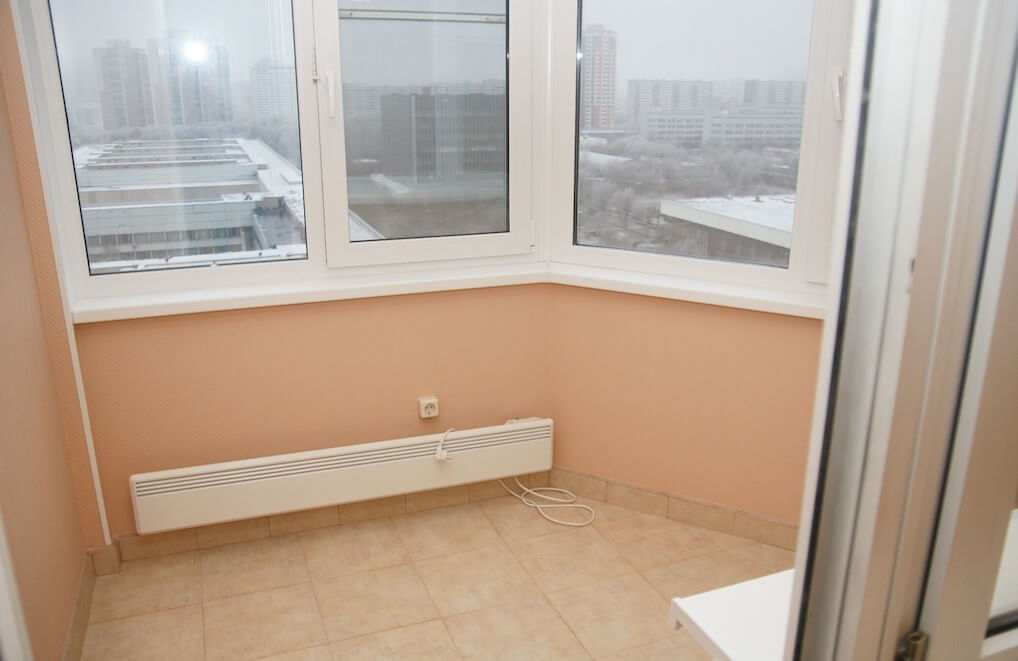 Почему образуется конденсат на потолке, и как его убрать?