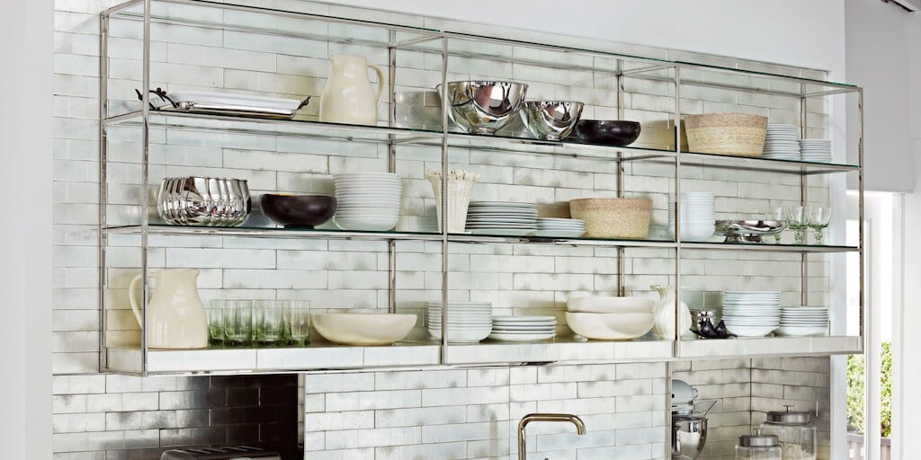 Открытые полки на кухне: плюсы и минусы, отзывы, фото в интерьере