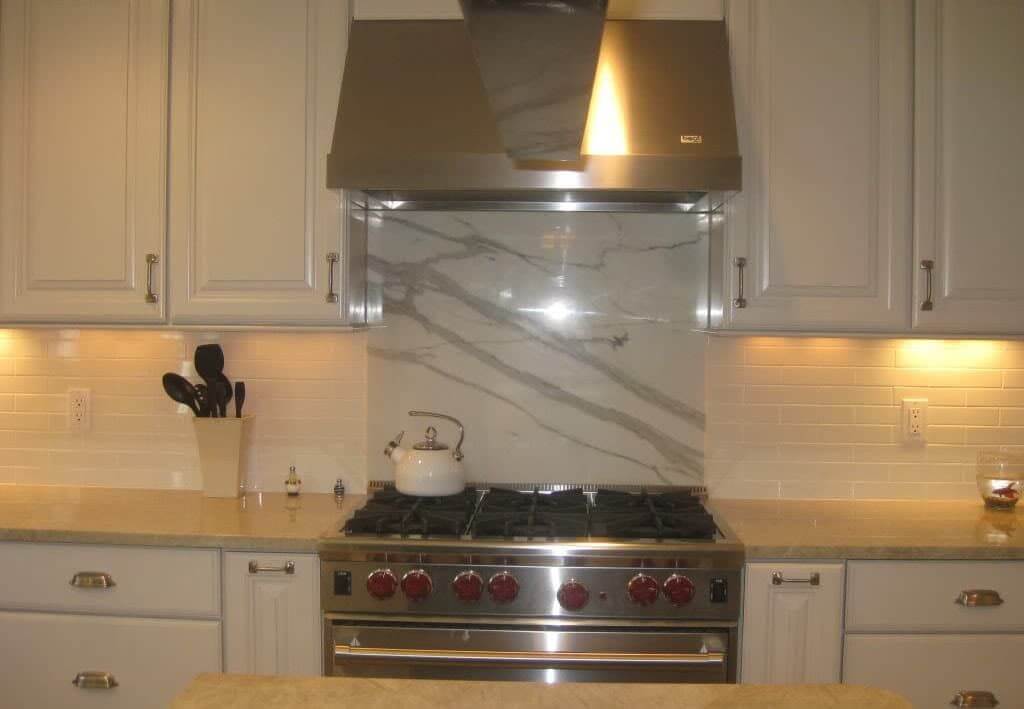 Идеи, чем закрыть стену за газовой плитой, чтобы защитить от жира, нагара и нагрева