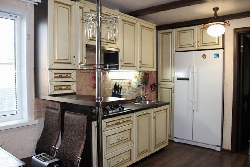 На пике моды — кухонные гарнитуры с фасадами, покрытыми золотой патиной