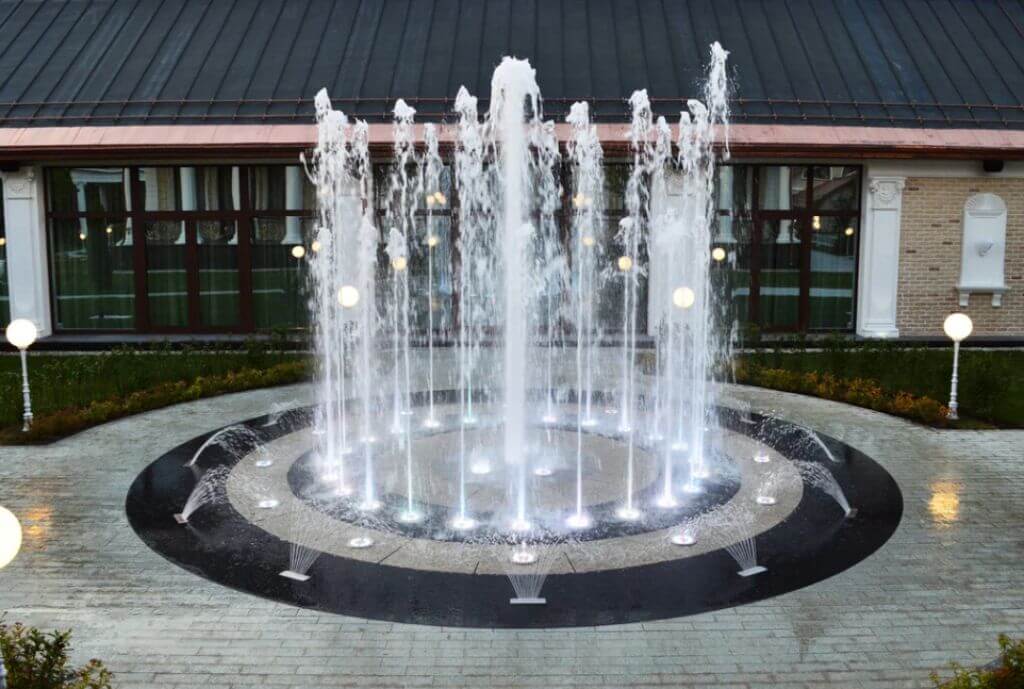 Как закрыть окна на первом этаже от посторонних взглядов и солнца своими руками