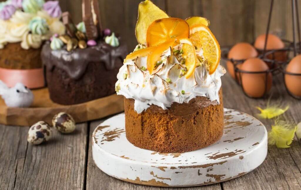 Украшение куличей на Пасху своими руками: 80 фото красивых идей (с посыпкой, изюмом, цветами, гнездами)