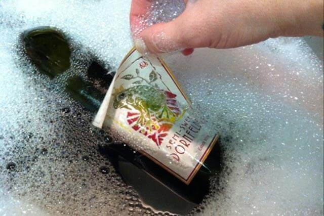 Как убрать след от наклейки с пластика в домашних условиях?