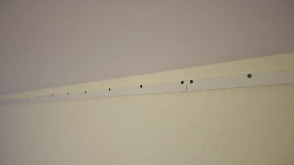 Виды потолочных плинтусов для натяжного потолка, и как приклеить самому (+фото-инструкции)