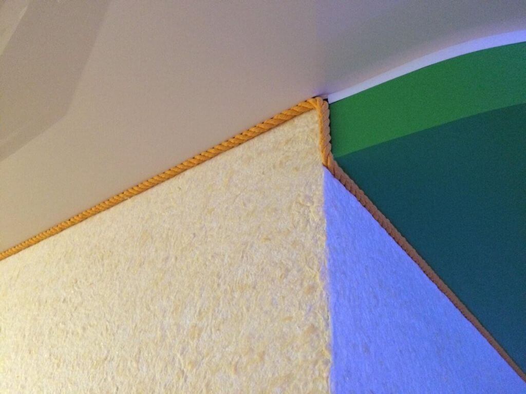 Виды потолочных плинтусов для натяжного потолка, и как приклеить самому (+фото-инструкции)