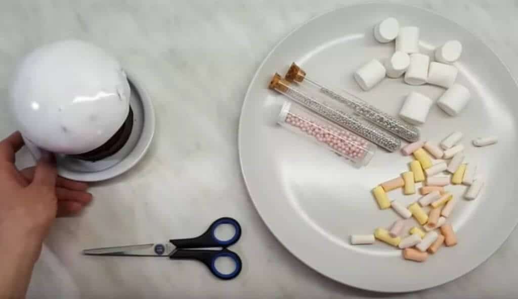 Украшение куличей на Пасху своими руками: 80 фото красивых идей (с посыпкой, изюмом, цветами, гнездами)