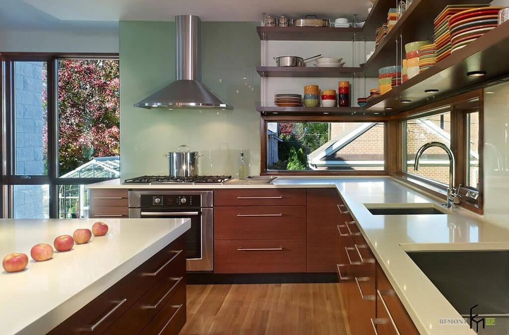 Раковина под окном на кухне — стоит ли?