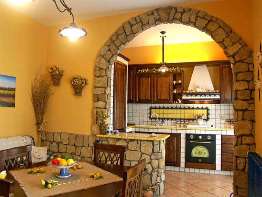 Отделка кухни декоративным камнем (искусственным и натуральным): дизайн интерьера, варианты и сочетания, фото