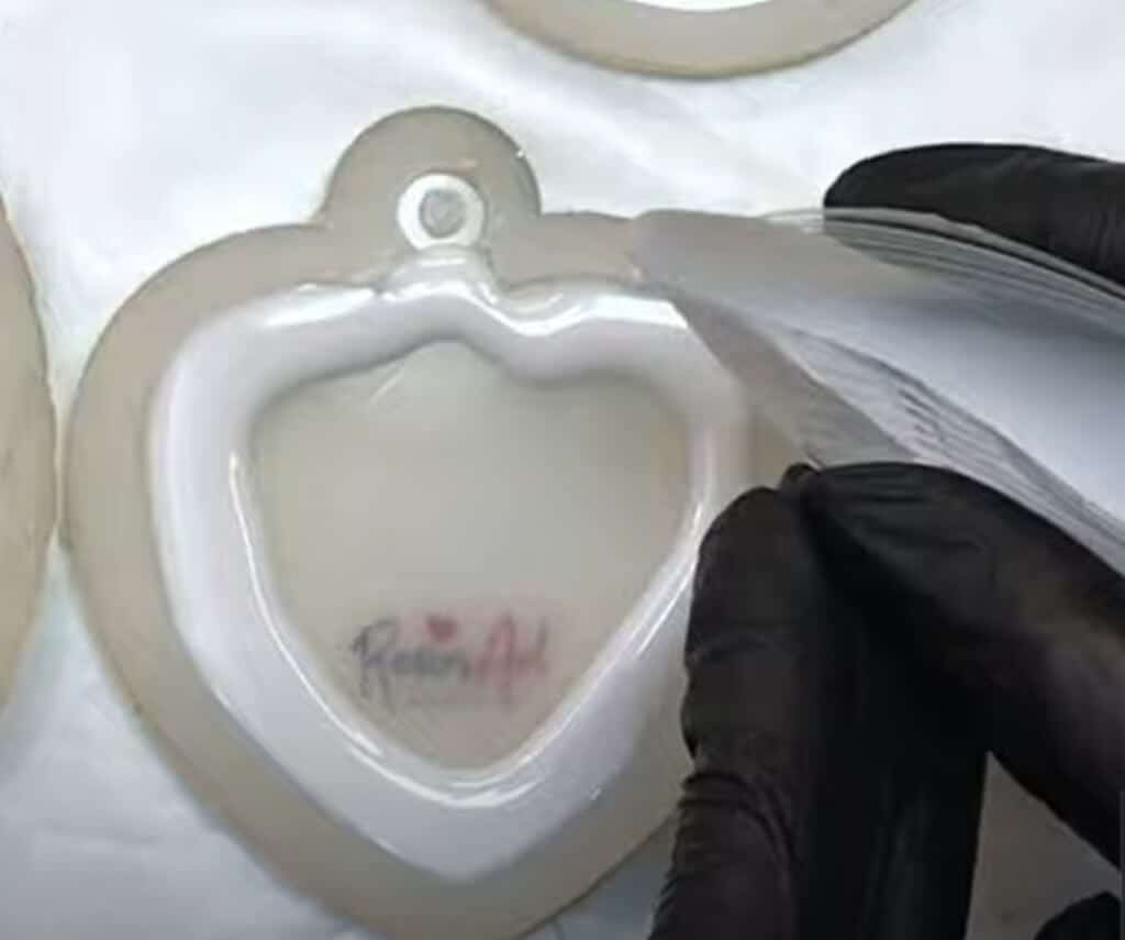 Новогодние игрушки из эпоксидной смолы своими руками