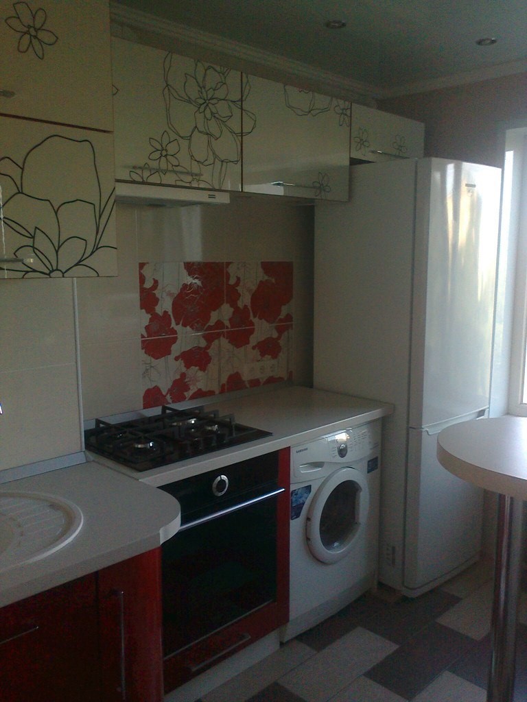 «Моя красно-белая мечта» — знакомимся с дизайном кухни читательницы Александры