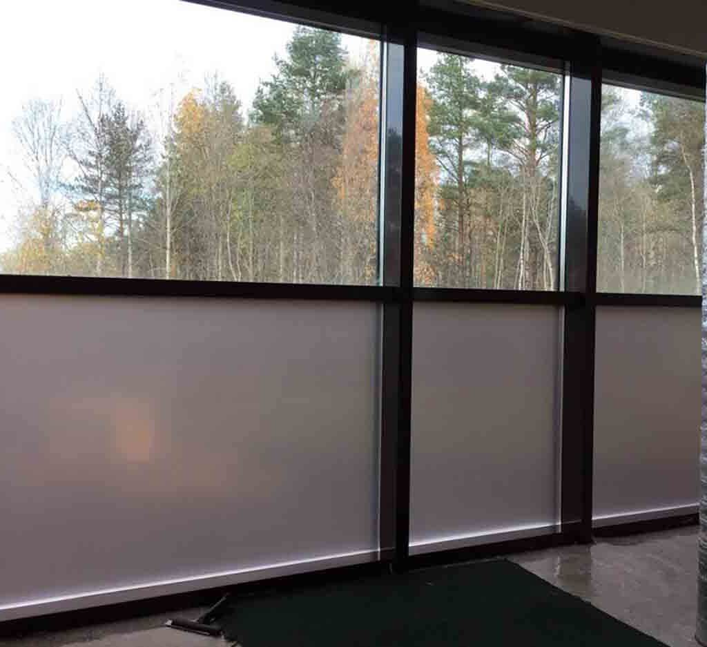 Как закрыть окна на первом этаже от посторонних взглядов и солнца своими руками