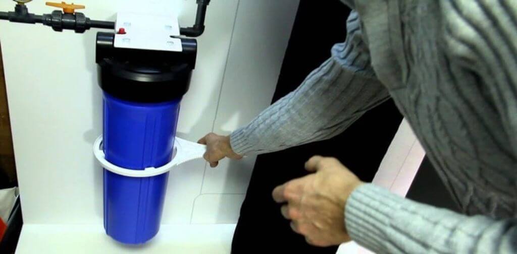 Как открутить фильтр для воды: в какую сторону, если не откручивается, с ключом и без