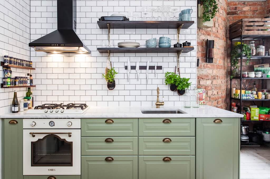 Открытые полки на кухне: плюсы и минусы, отзывы, фото в интерьере