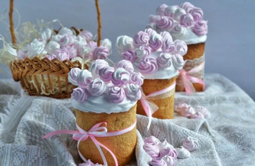 Украшение куличей на Пасху своими руками: 80 фото красивых идей (с посыпкой, изюмом, цветами, гнездами)