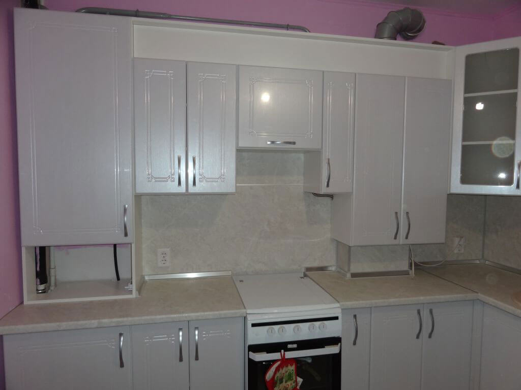 Глянцевая кухня в жемчужных цветах: ясень, олива, лен, лаванда