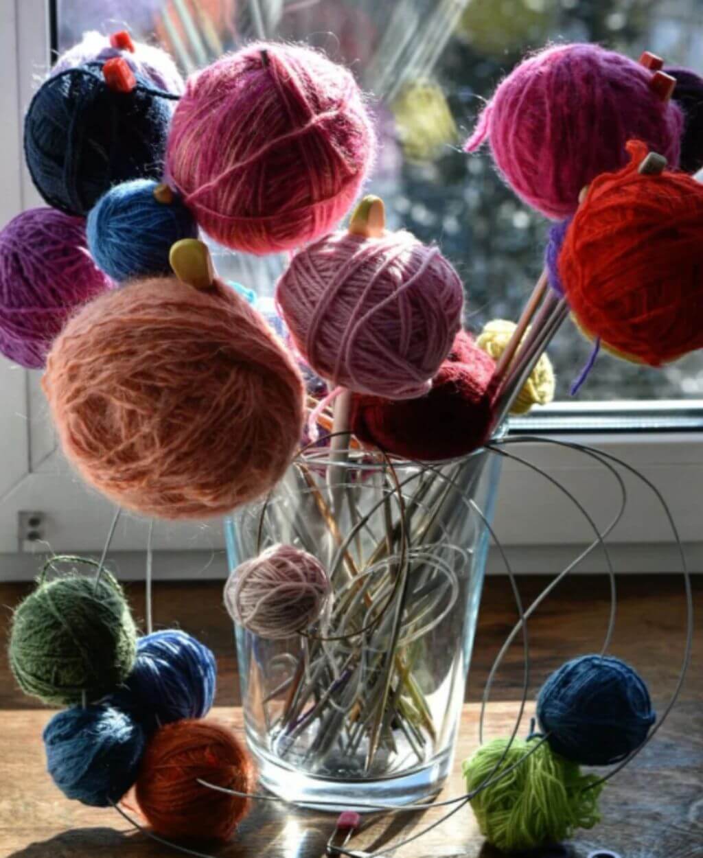 Что поставить в вазу, кроме цветов: 35 идей с фото в интерьере