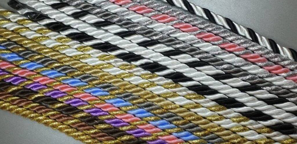 Виды потолочных плинтусов для натяжного потолка, и как приклеить самому (+фото-инструкции)