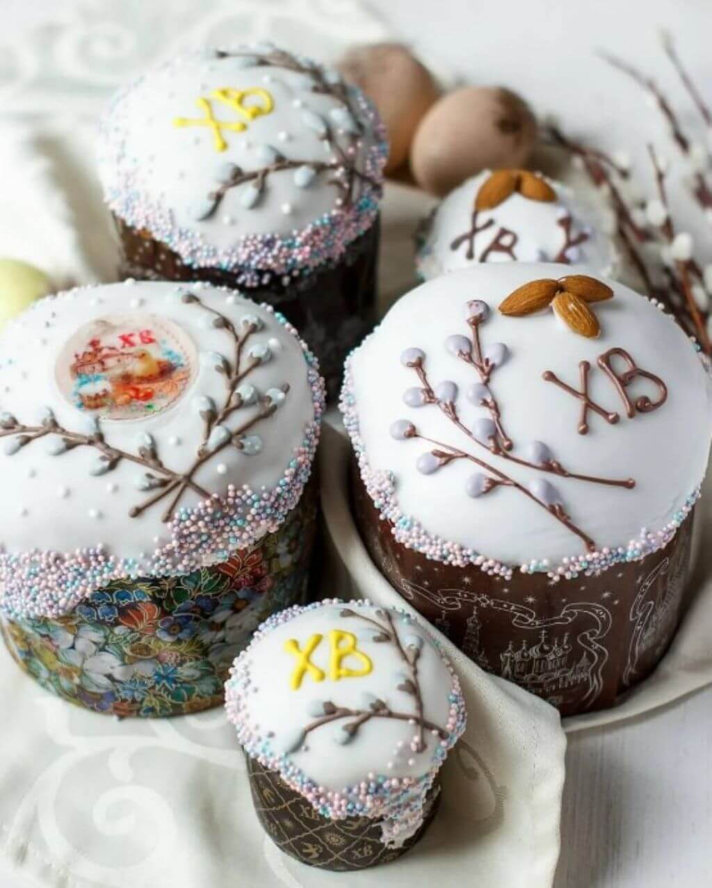 Украшение куличей на Пасху своими руками: 80 фото красивых идей (с посыпкой, изюмом, цветами, гнездами)