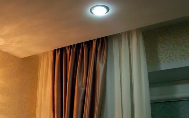 Какие карнизы лучше вешать при натяжных потолках — варианты крепления и фото со шторами в интерьере