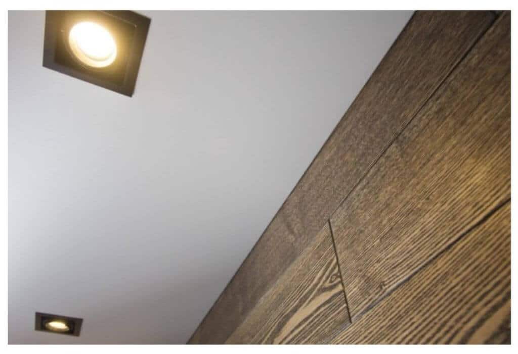 Виды потолочных плинтусов для натяжного потолка, и как приклеить самому (+фото-инструкции)