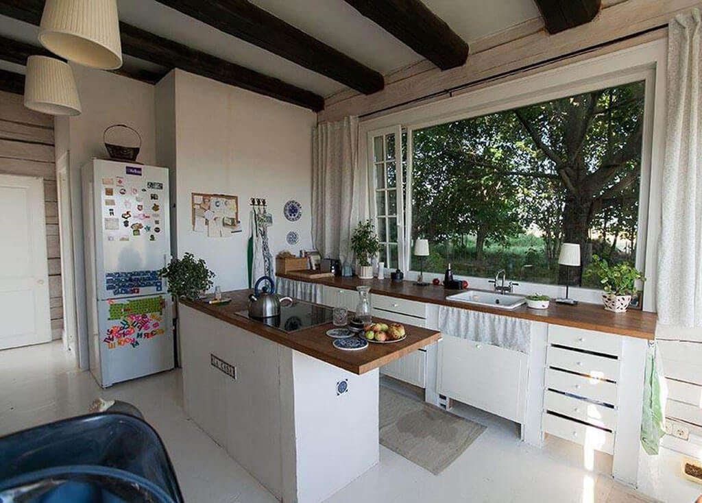 Раковина под окном на кухне — стоит ли?