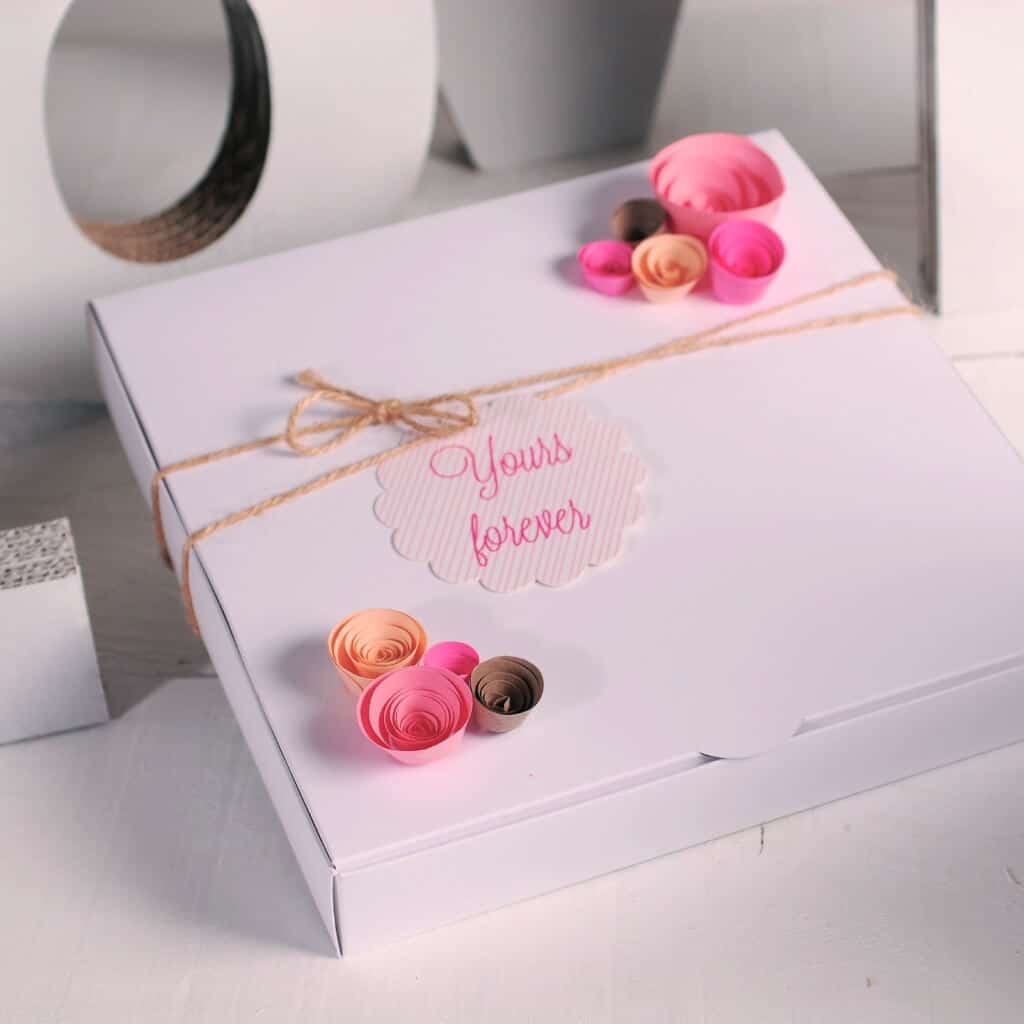 Как упаковать и оформить подарок на 8 марта своими руками, 47 идей с фото