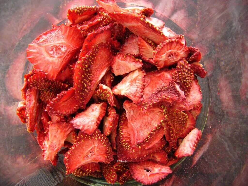 Как правильно и вкусно заморозить клубнику на зиму в морозильной камере с сахаром и без