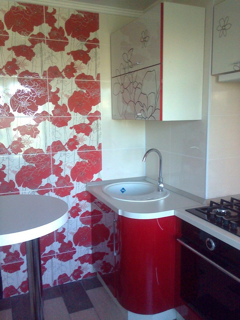 «Моя красно-белая мечта» — знакомимся с дизайном кухни читательницы Александры