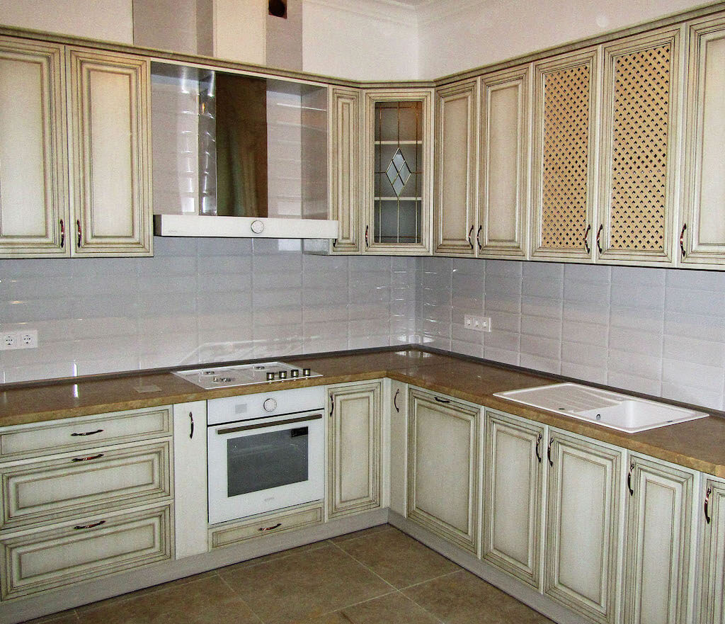 Интерьер кухни с патиной: фасады «под старину» в разных цветах и стилях