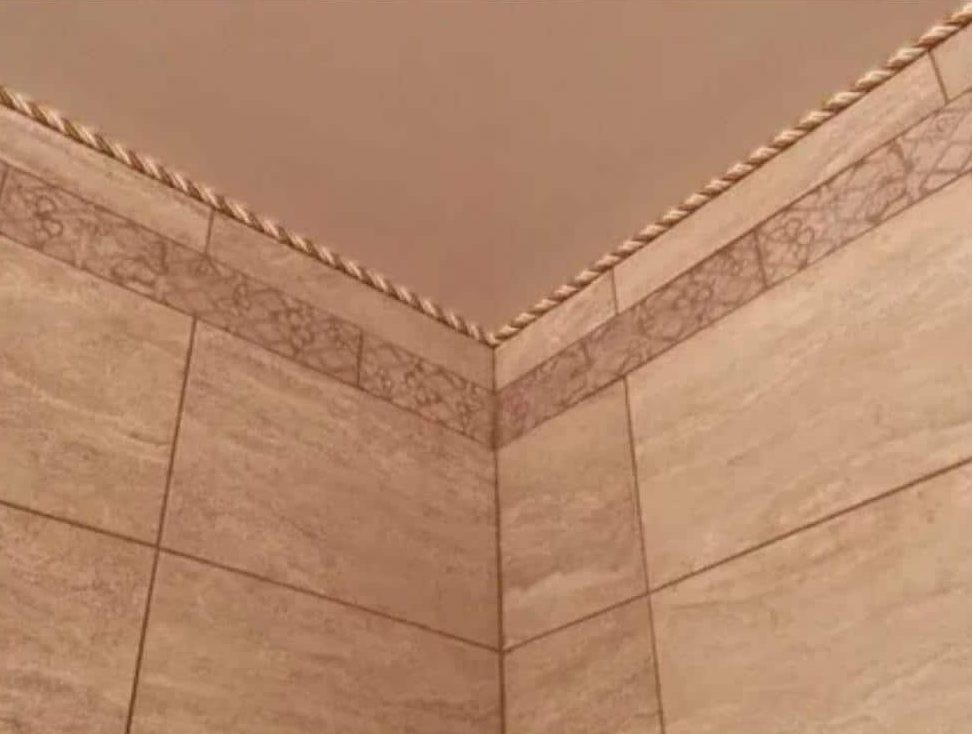 Виды потолочных плинтусов для натяжного потолка, и как приклеить самому (+фото-инструкции)