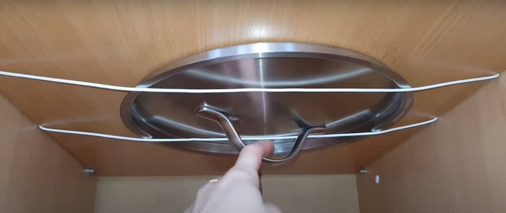 Как хранить крышки от кастрюль на кухне: приспособления своими руками