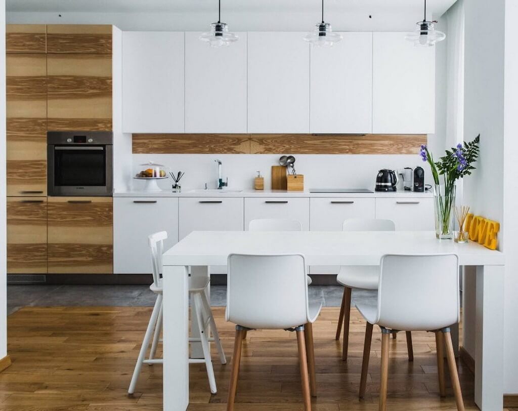 Белая кухня с деревом: любовь с первого взгляда