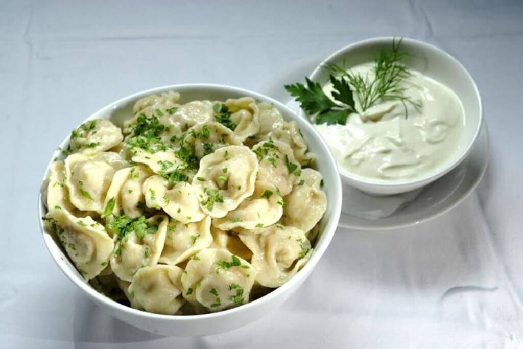 Можно ли пельмени приготовить в микроволновке, и как это сделать с водой и без?