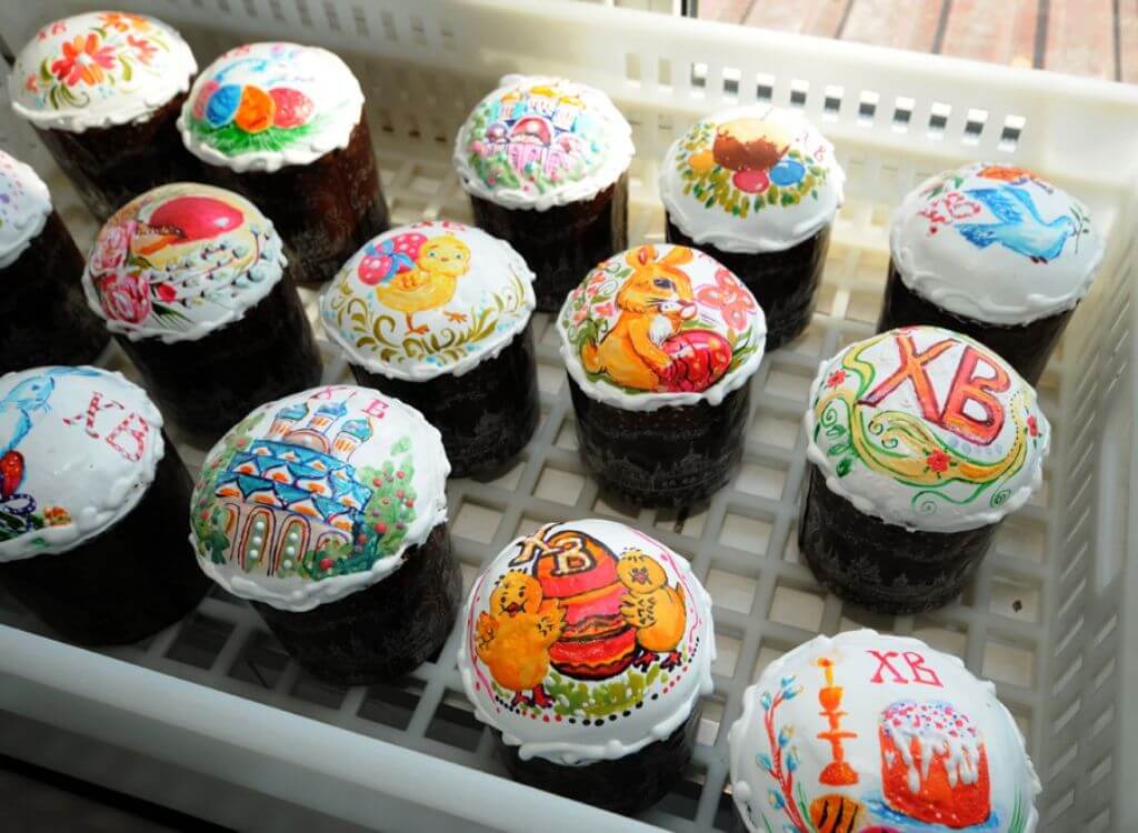 Украшение куличей на Пасху своими руками: 80 фото красивых идей (с посыпкой, изюмом, цветами, гнездами)