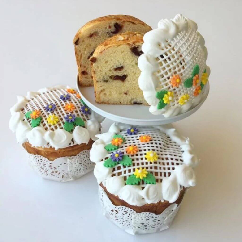 Украшение куличей на Пасху своими руками: 80 фото красивых идей (с посыпкой, изюмом, цветами, гнездами)