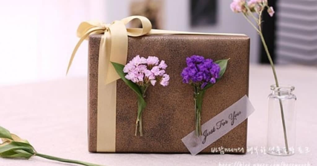 Как упаковать и оформить подарок на 8 марта своими руками, 47 идей с фото