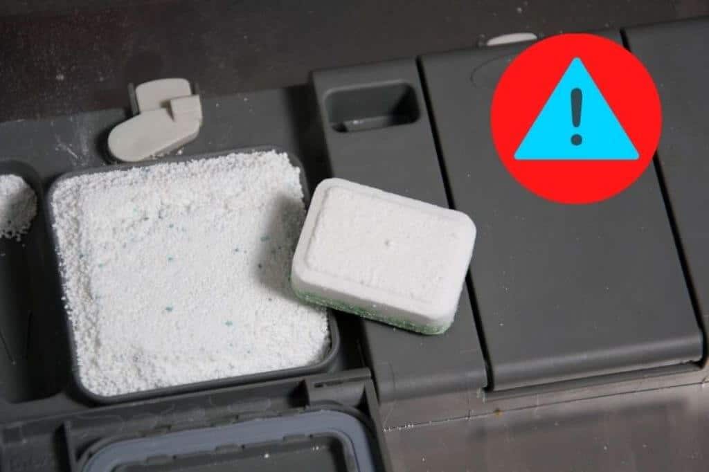 Почему на посуде остается белый налет после посудомойки: в чем причина, что делать, как убрать