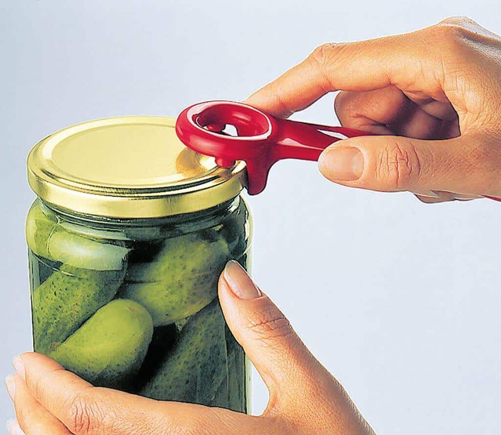 15 лайфхаков, как открыть банку с закручивающейся крышкой, если не хватает сил