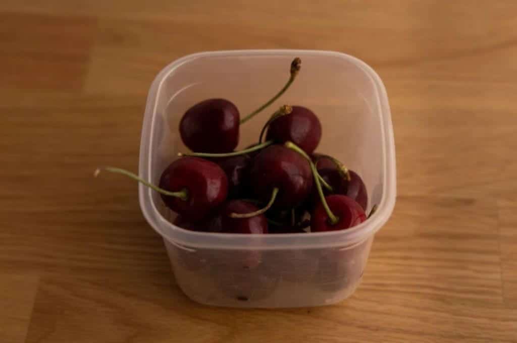 Как правильно мыть черешню от червяков перед едой с рынка