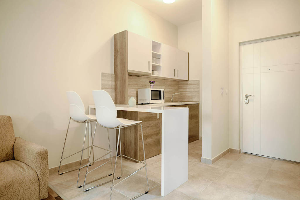 Зонирование с помощью барной стойки на кухне, совмещенной с гостиной или столовой