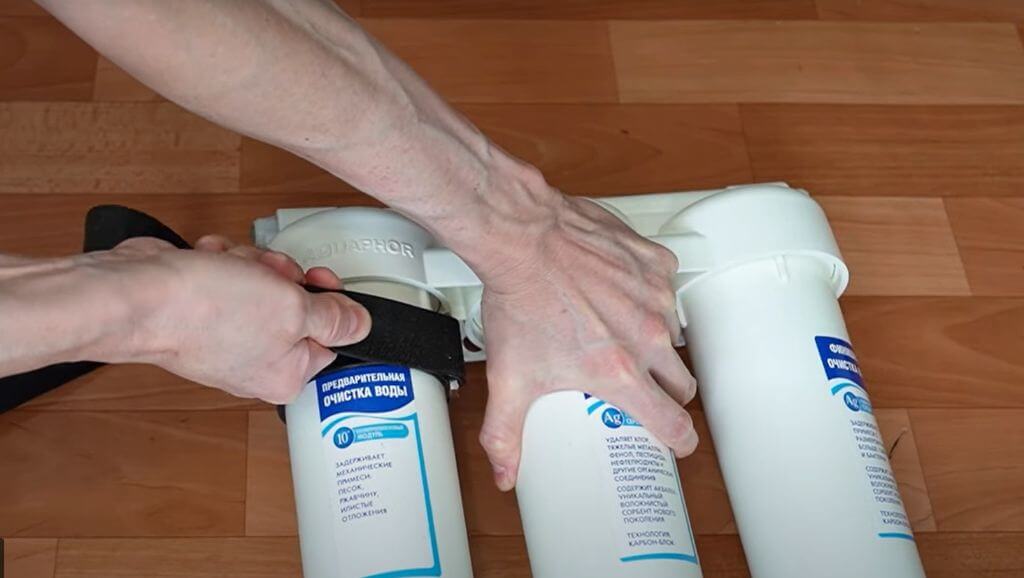 Как открутить фильтр для воды: в какую сторону, если не откручивается, с ключом и без