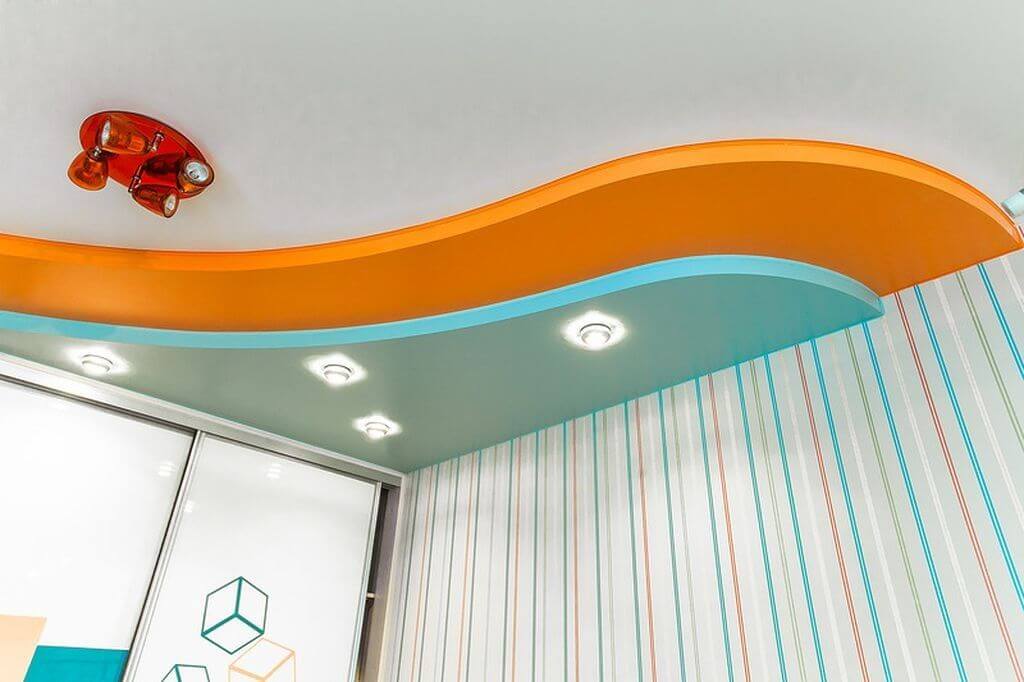 Виды потолочных плинтусов для натяжного потолка, и как приклеить самому (+фото-инструкции)