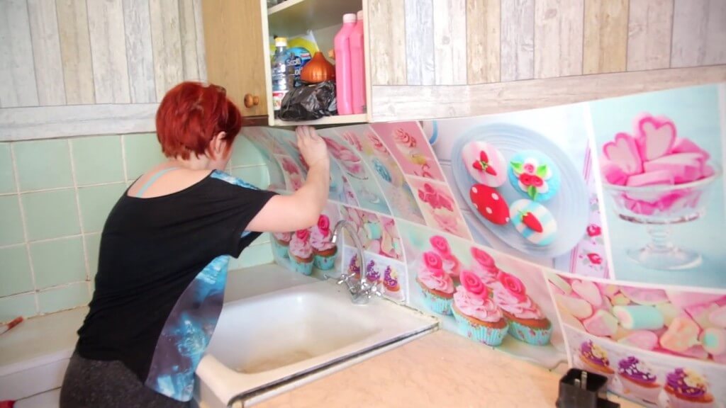 Как правильно клеить кухонный фартук на жидкие гвозди?