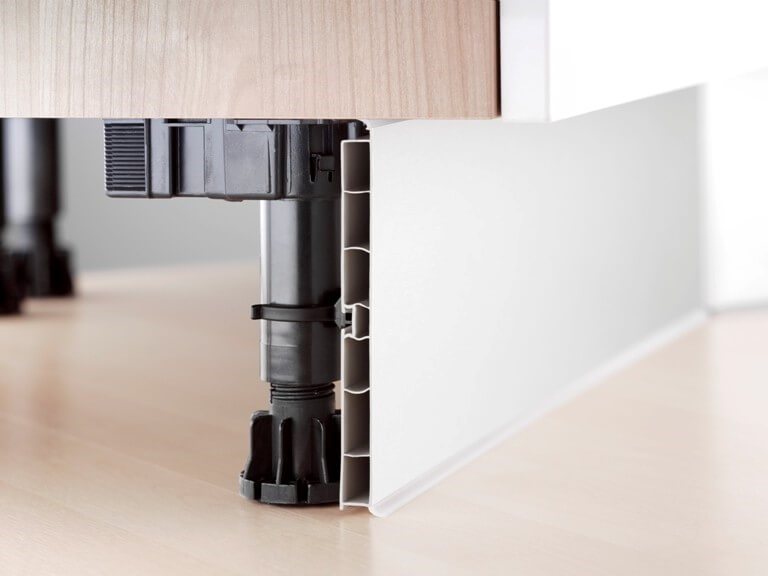 Цоколь кухонного гарнитура — что это такое? Фото реальных кухонь с декоративной планкой и без нее