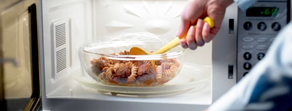 Микроволновка работает, но не греет: причины и пути решения