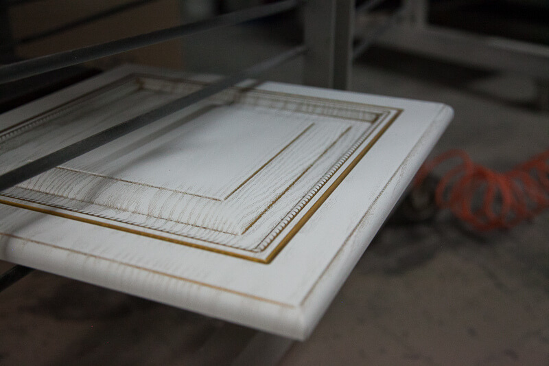 На пике моды — кухонные гарнитуры с фасадами, покрытыми золотой патиной